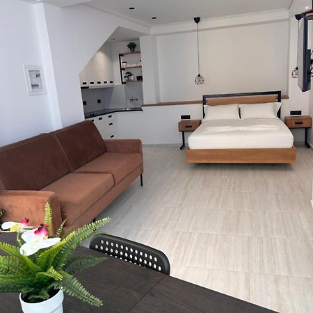 Crown Apartment Sarande Bagian luar foto