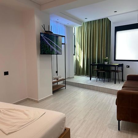 Crown Apartment Sarande Bagian luar foto