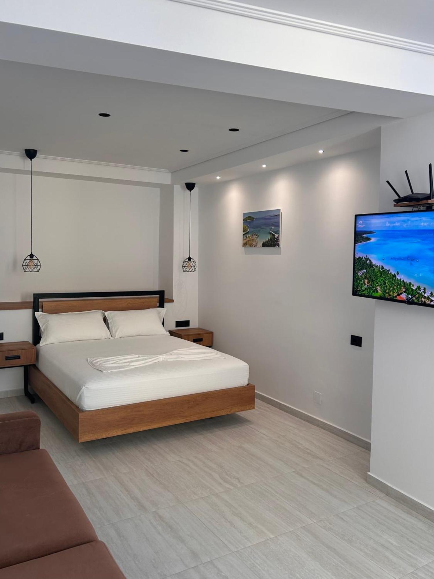 Crown Apartment Sarande Bagian luar foto