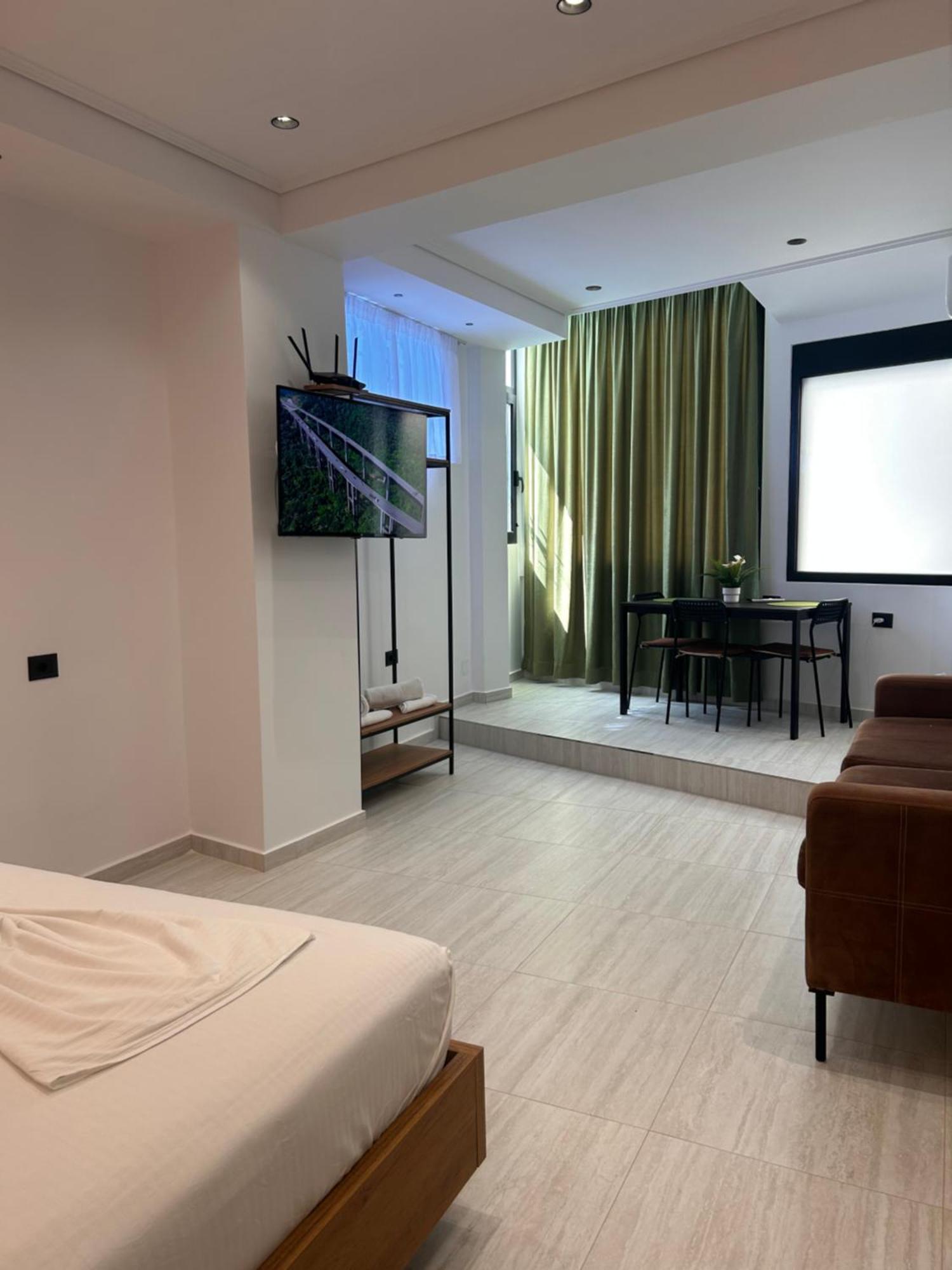 Crown Apartment Sarande Bagian luar foto