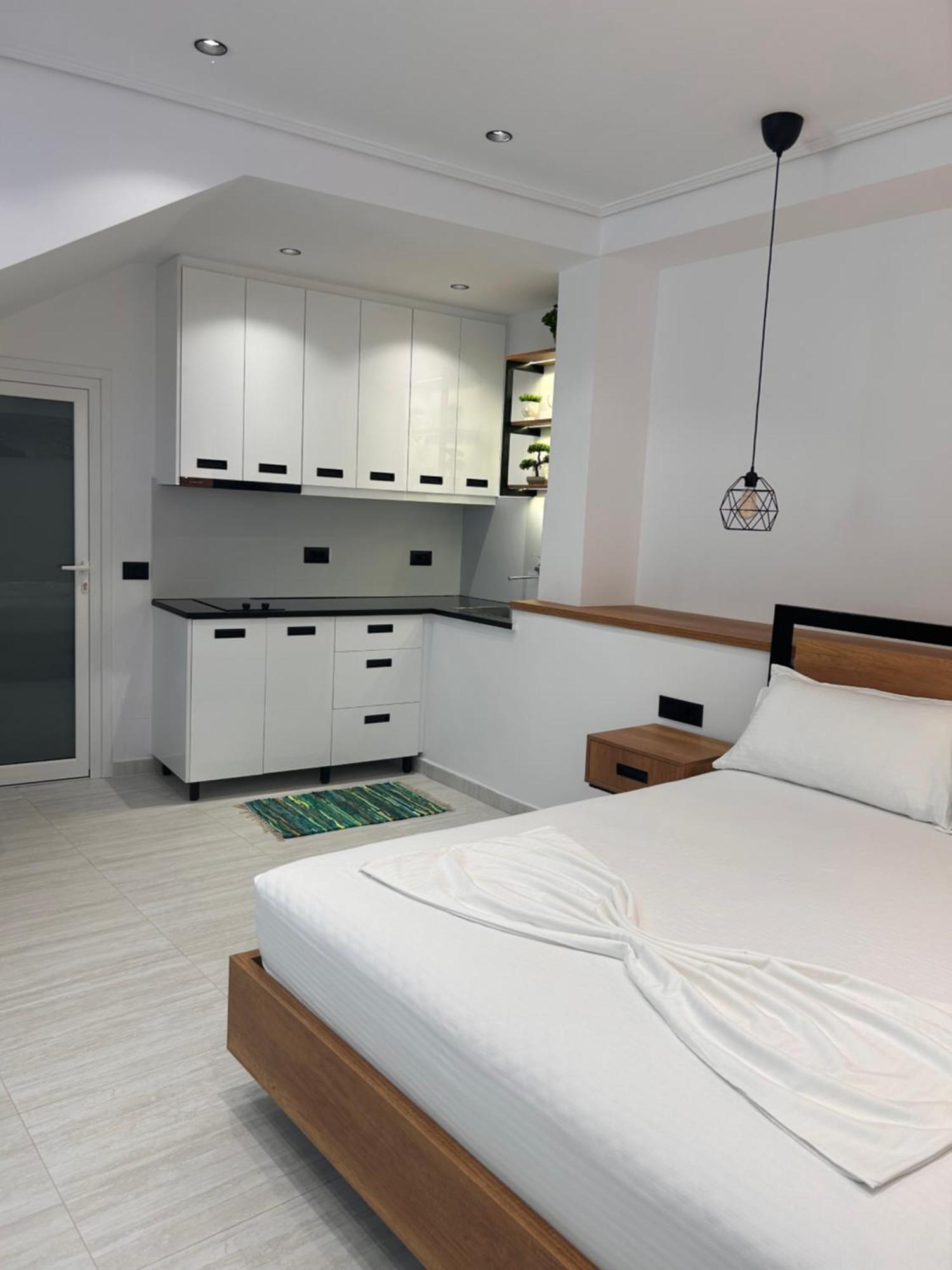 Crown Apartment Sarande Bagian luar foto