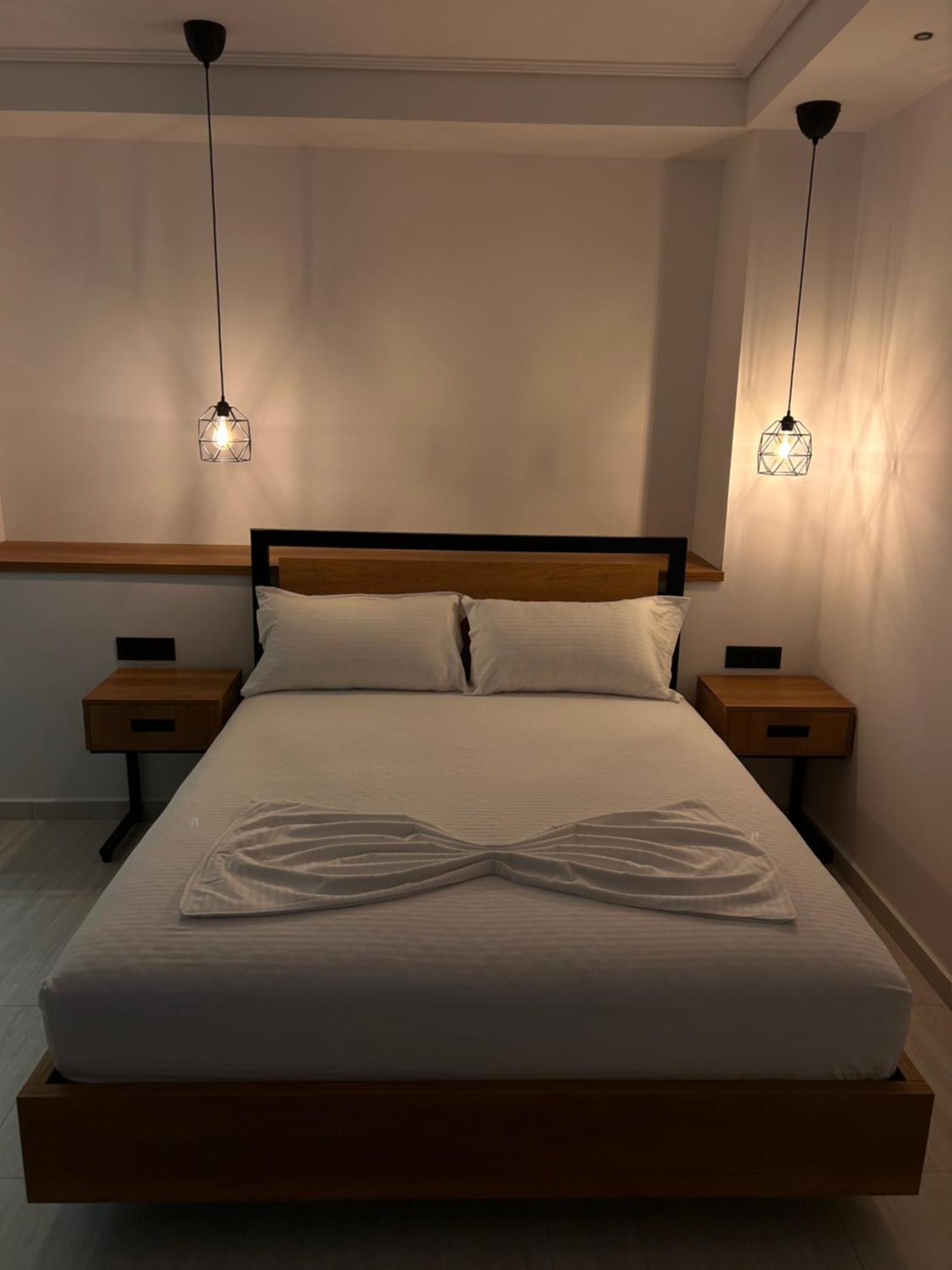 Crown Apartment Sarande Bagian luar foto