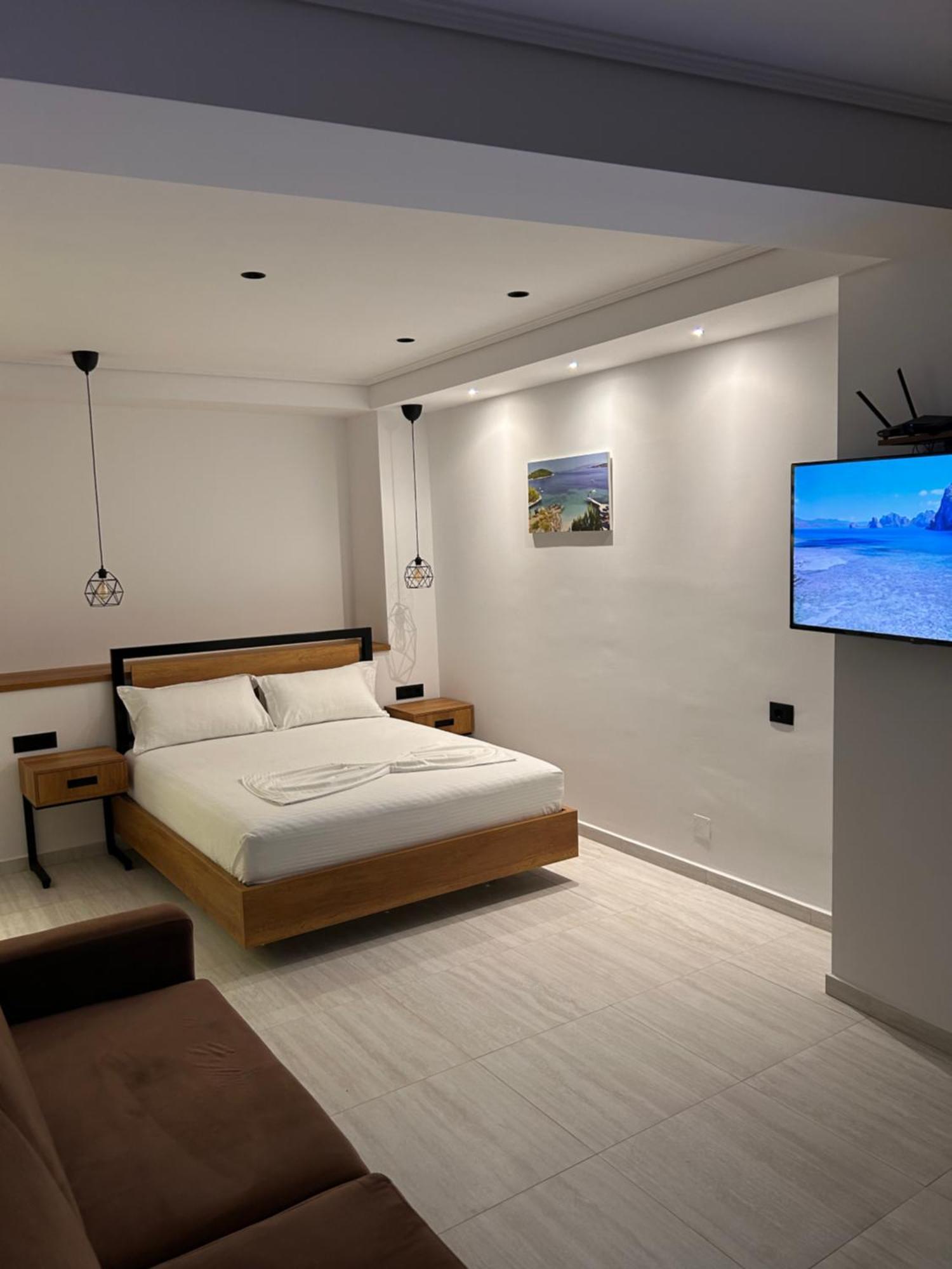Crown Apartment Sarande Bagian luar foto