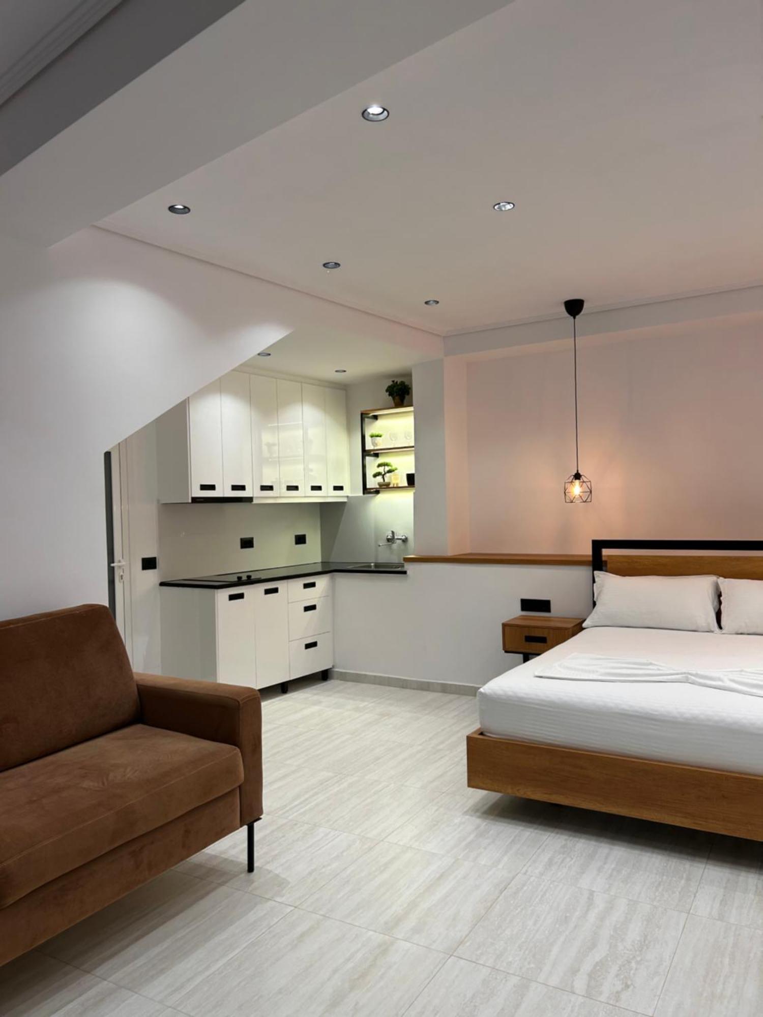 Crown Apartment Sarande Bagian luar foto