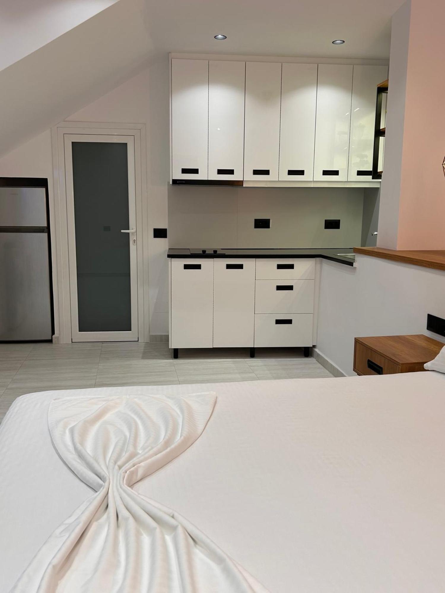 Crown Apartment Sarande Bagian luar foto