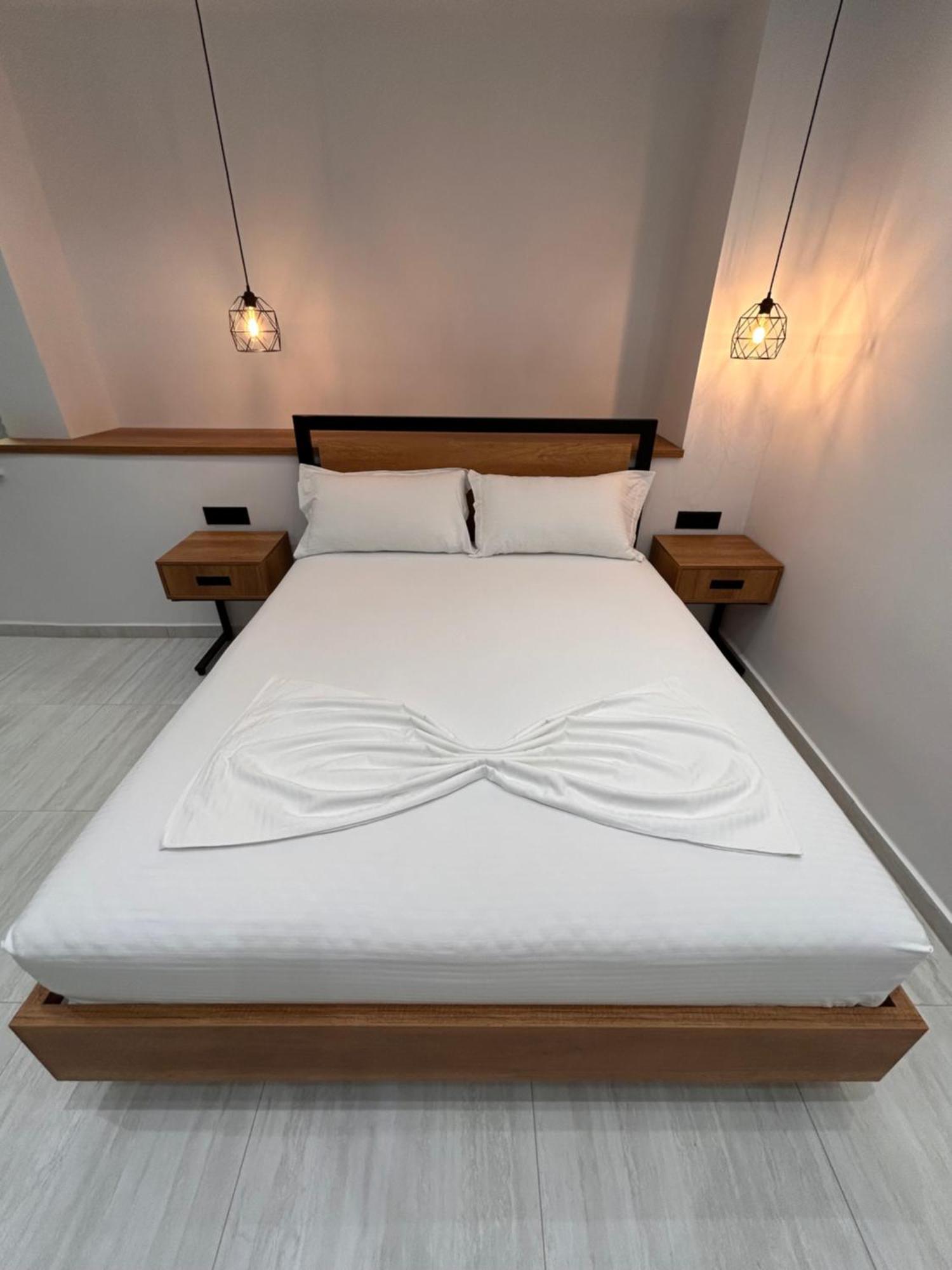 Crown Apartment Sarande Bagian luar foto